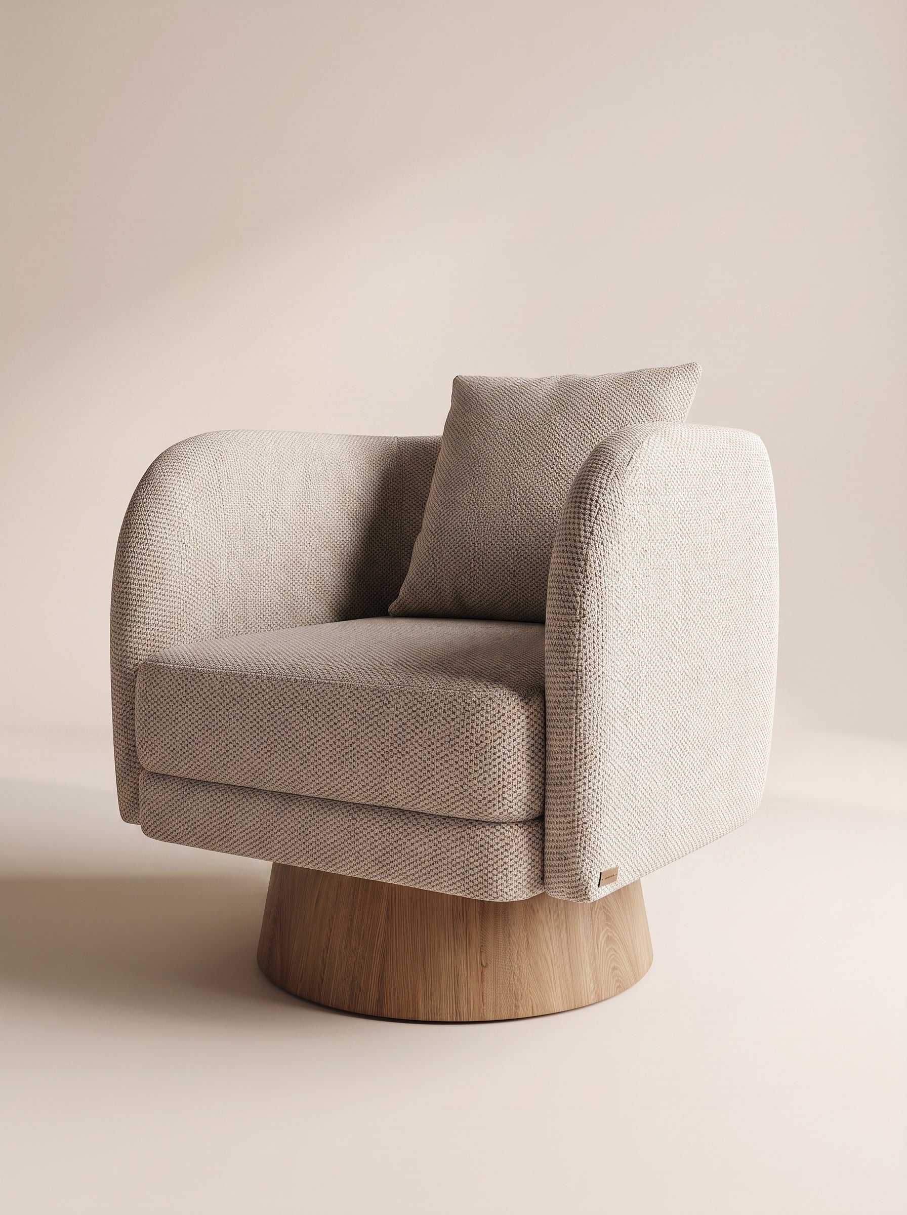 Supellex Home poltrona giratoria Mara tapizada en tela texturizada color gris topo con cojín lumbar y base en madera - vista en perspectiva tres cuartos