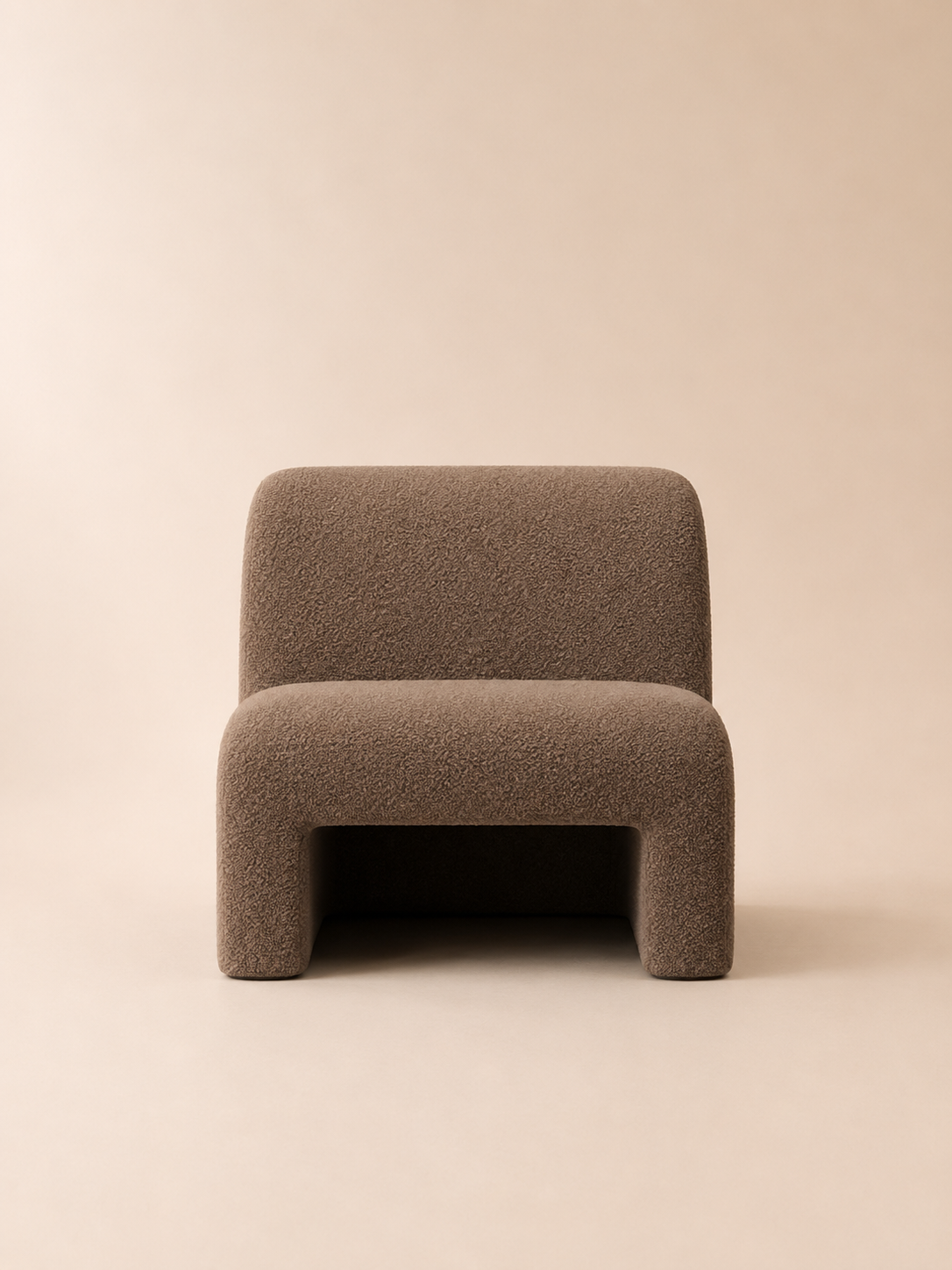 Supellex Home poltrona Koda de diseño curvo tapizada en tela texturizada color café topo - vista frontal