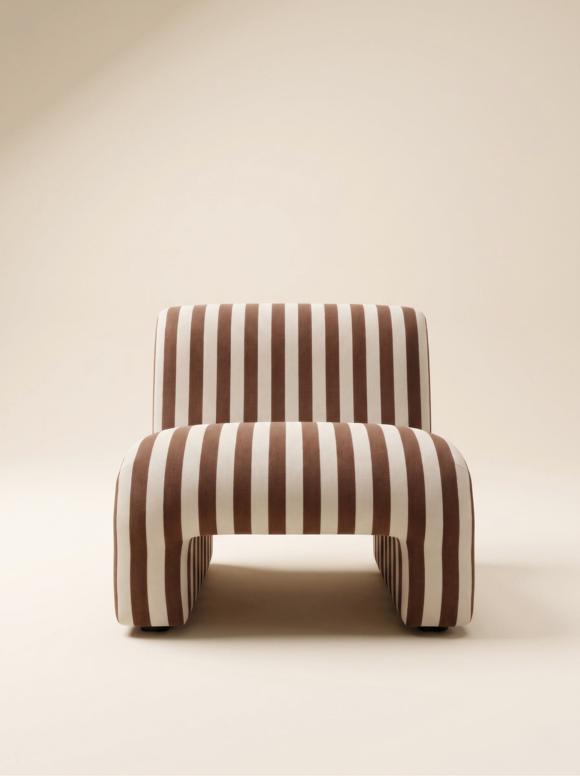 Supellex Home poltrona Koda de diseño curvo tapizada en tela a rayas marrón y beige - vista frontal