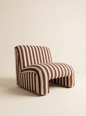 Supellex Home poltrona Koda de diseño curvo tapizada en tela a rayas marrón y beige - vista en perspectiva tres cuartos
