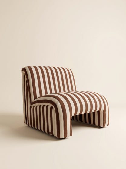 Supellex Home poltrona Koda de diseño curvo tapizada en tela a rayas marrón y beige - vista en perspectiva tres cuartos