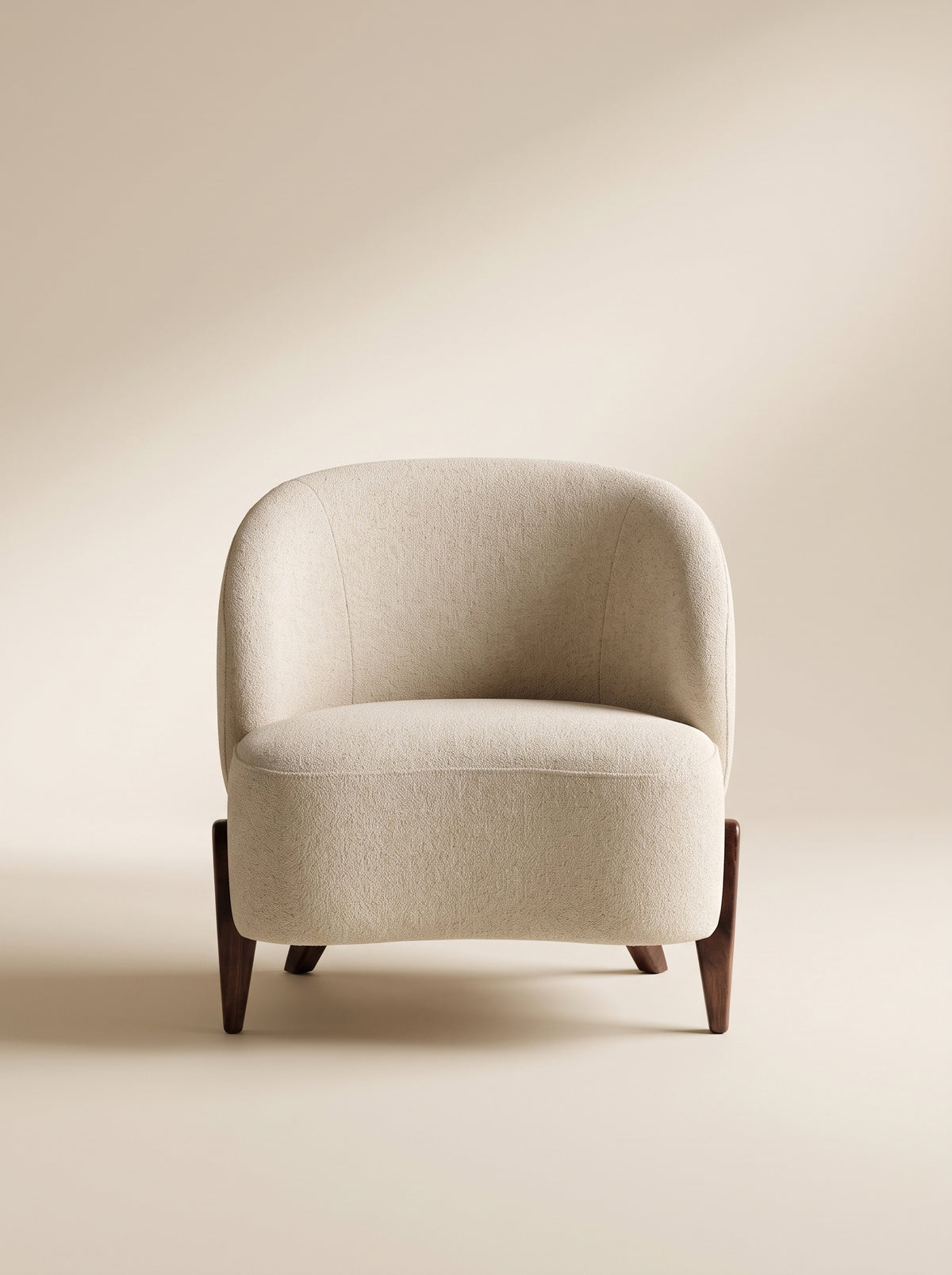 Supellex Home poltrona Magha tapizada en tela texturizada color beige con patas en madera nogal - vista frontal