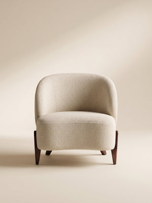 Supellex Home poltrona Magha tapizada en tela texturizada color beige con patas en madera nogal - vista frontal