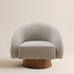 Supellex Home poltrona Taru tapizada en tela texturizada color gris claro con base redonda en madera nogal - vista frontal