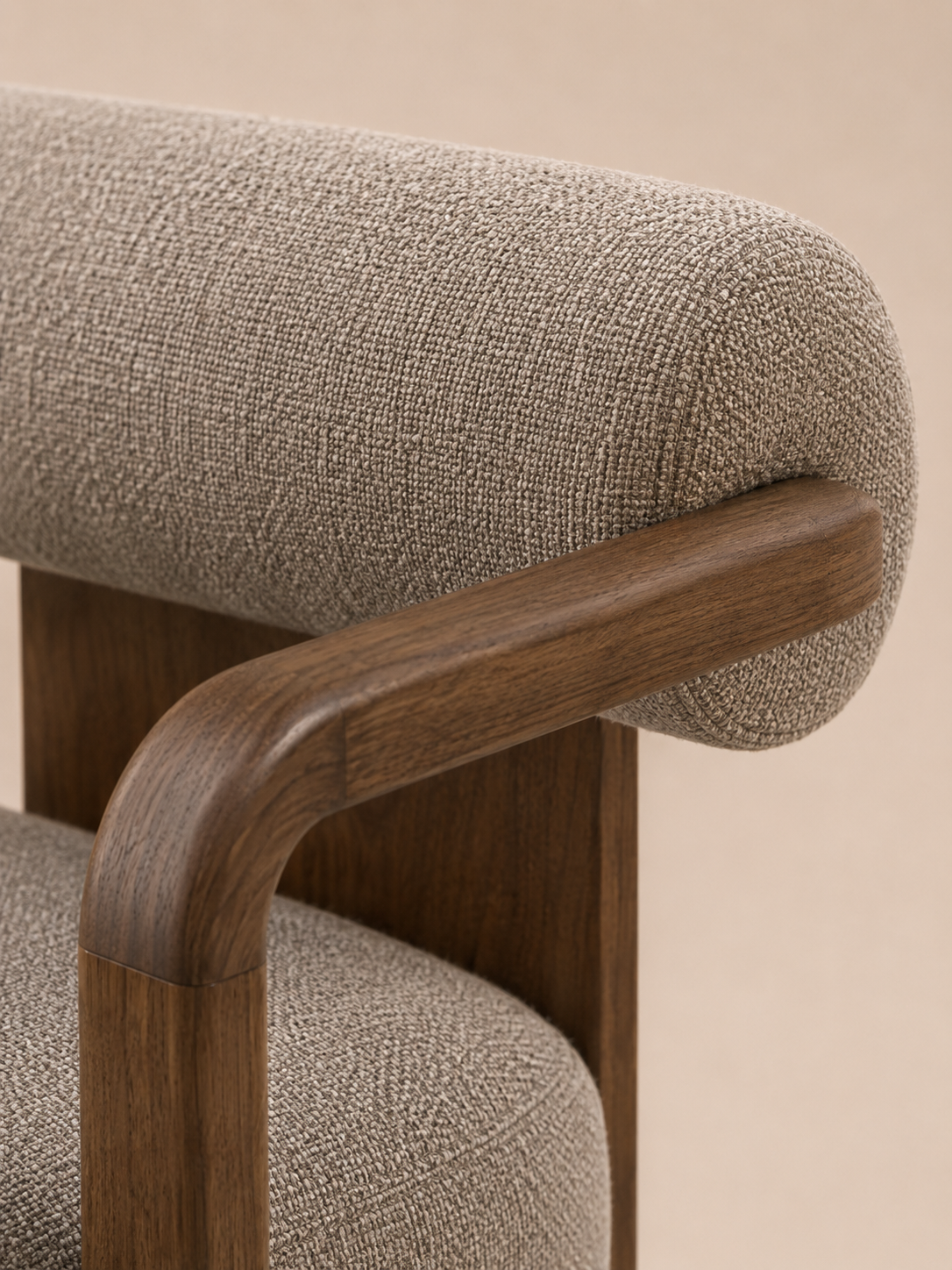 Supellex Home poltrona Timber tapizada en tela color gris con estructura en madera acabado nogal - detalle de apoyabrazos y textura