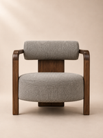 Supellex Home poltrona Timber tapizada en tela color gris con estructura en madera acabado nogal - vista frontal
