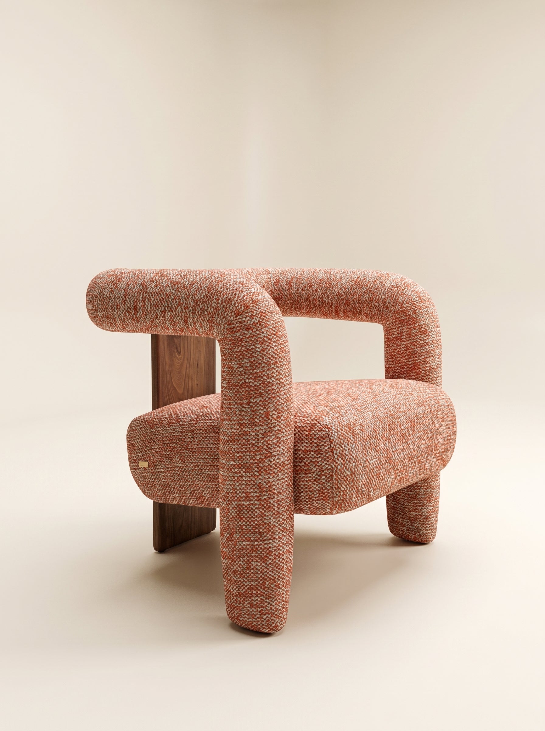 Supellex Home poltrona Zhena tapizada en tela bouclé o tejida color naranja terracota con soporte posterior en madera nogal - vista en perspectiva tres cuartos