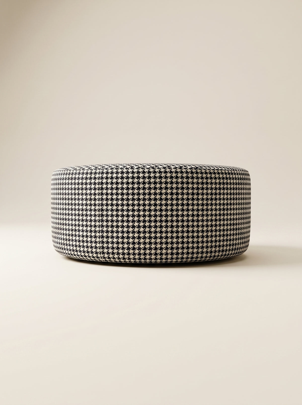 Supellex Home pouf redondo bajo Luna tapizado en tela con patrón pata de gallo blanco y negro - vista frontal