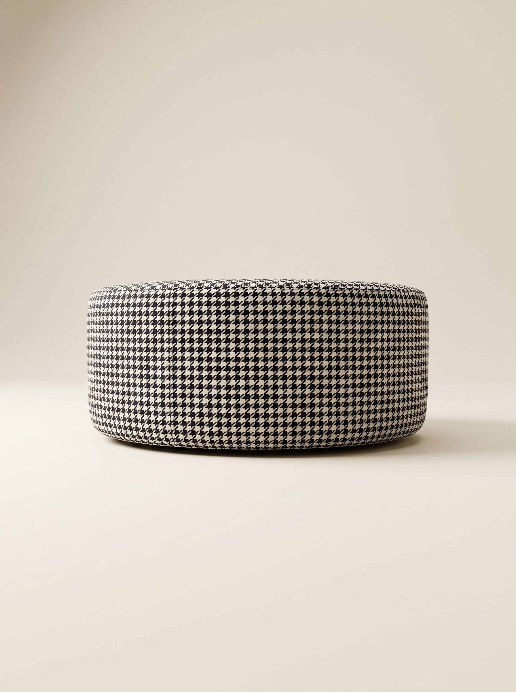 Supellex Home pouf redondo bajo Luna tapizado en tela con patrón pata de gallo blanco y negro - vista frontal