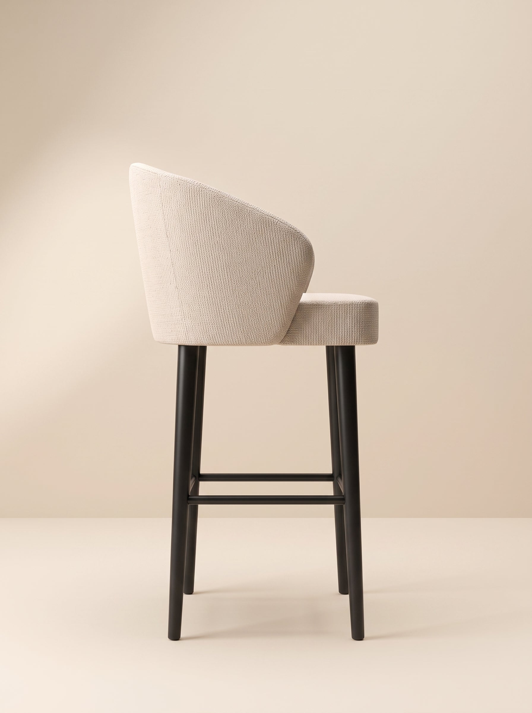 Supellex Home silla de barra Alice color beige con patas en madera de color negro - vista lateral de perfil