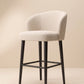 Supellex Home silla de barra Alice color beige con patas en madera de color negro - vista en perspectiva tres cuartos
