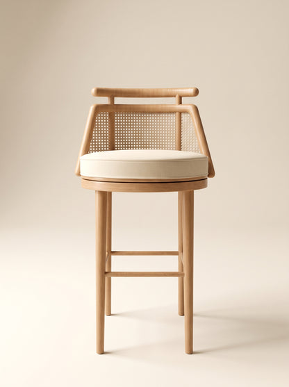 Supellex Home silla de barra giratoria Micca color beige con respaldo en esterilla y estructura en madera natural - vista frontal