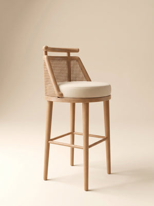 Supellex Home silla de barra giratoria Micca color beige con respaldo en esterilla y estructura en madera natural - vista en perspectiva tres cuartos
