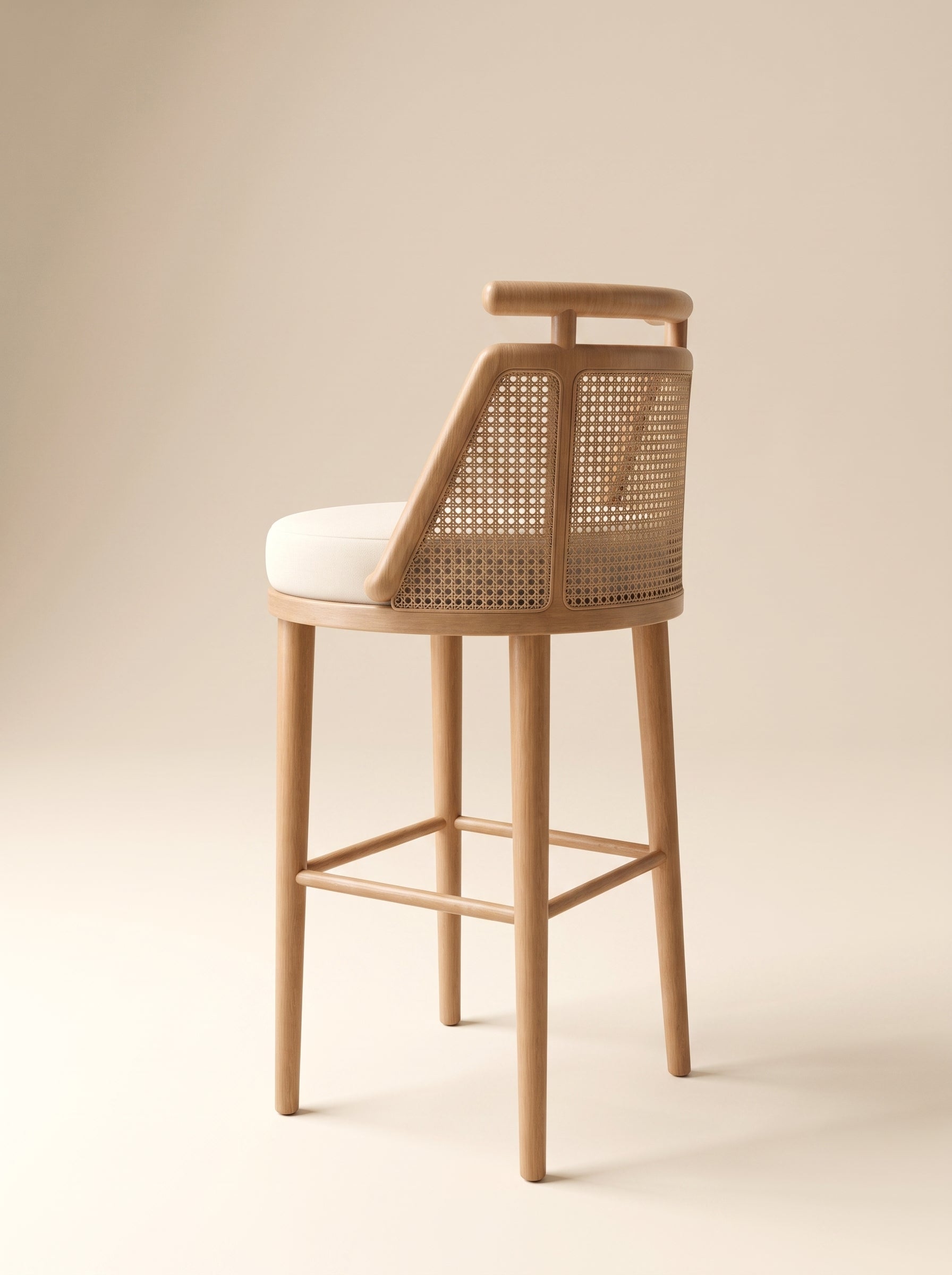 Supellex Home silla de barra giratoria Micca color beige con respaldo en esterilla y estructura en madera natural - vista posterior tres cuartos