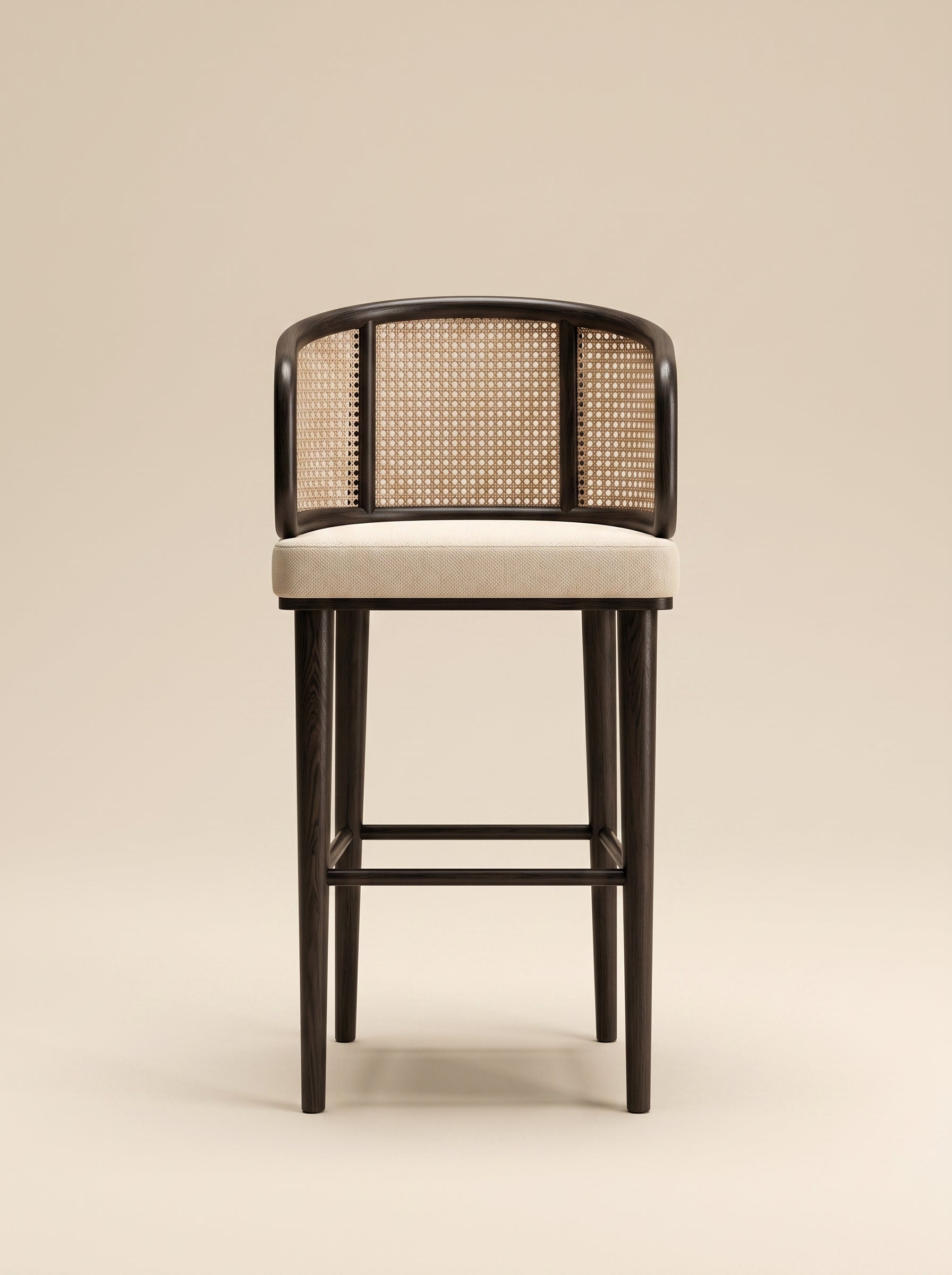 Supellex Home silla de barra Noa color beige con respaldo en esterilla natural y estructura de madera en color negro - vista frontal