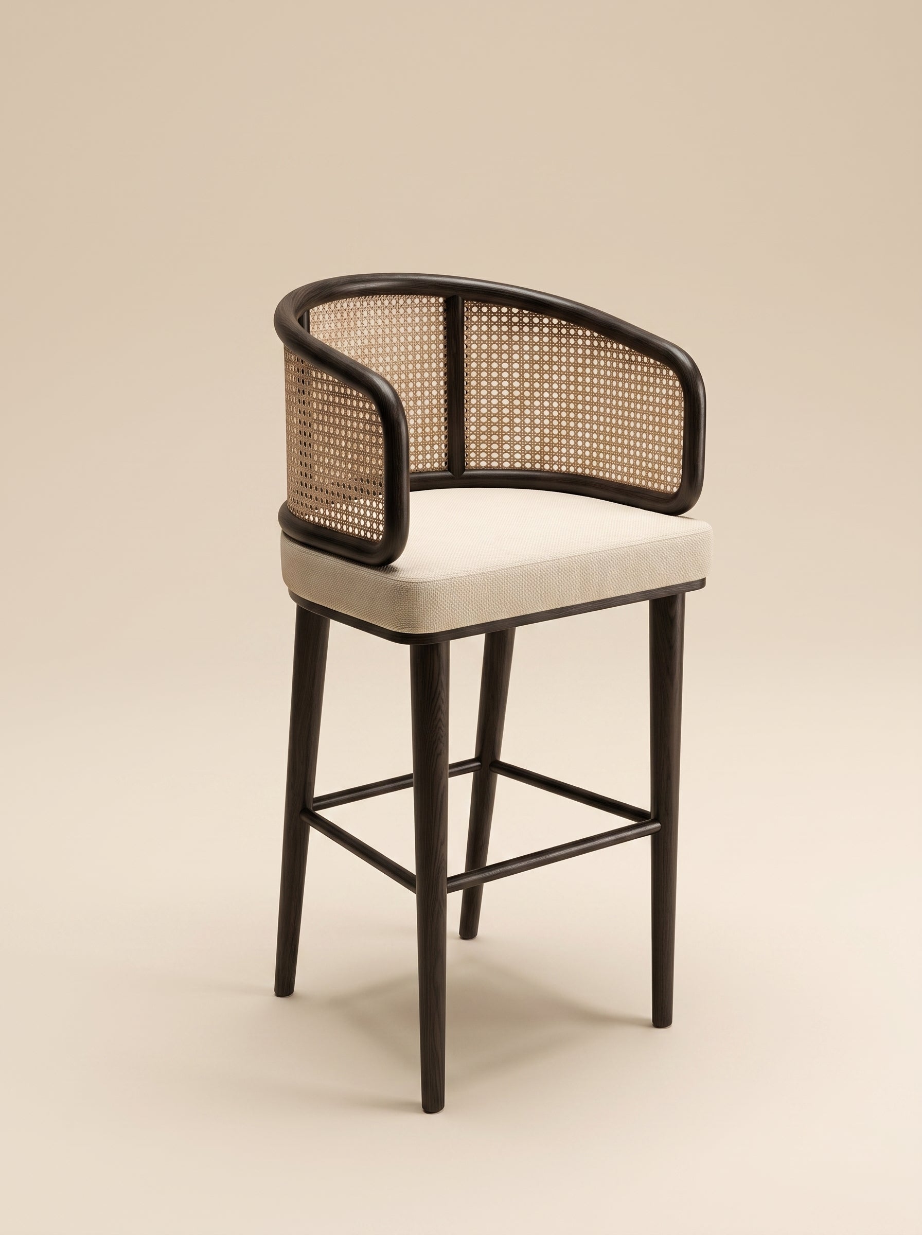Supellex Home silla de barra Noa color beige con respaldo en esterilla natural y estructura de madera en color negro - vista en perspectiva tres cuartos
