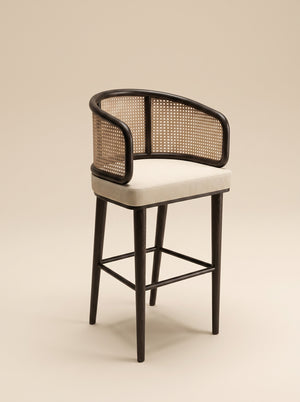 Supellex Home silla de barra Noa color beige con respaldo en esterilla natural y estructura de madera en color negro - vista en perspectiva tres cuartos