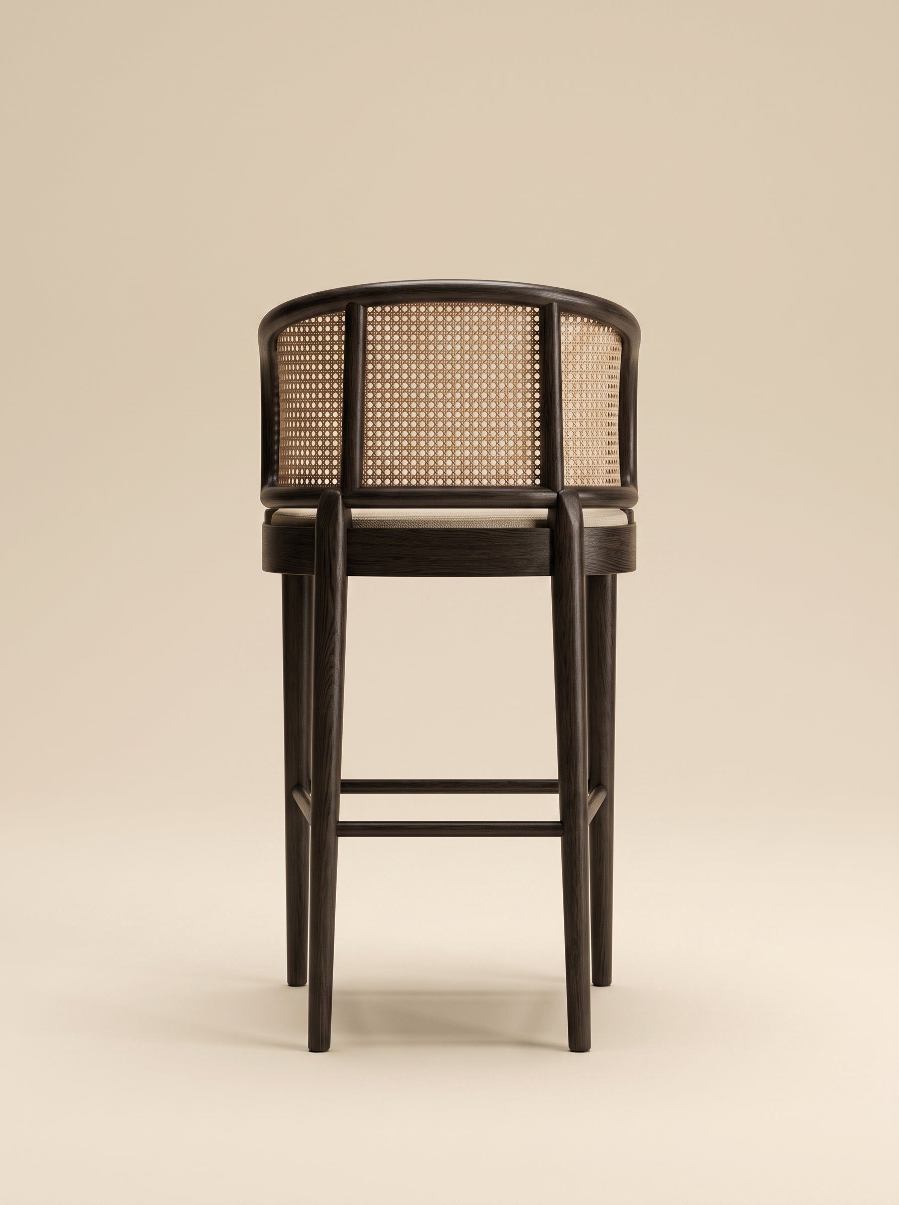 Supellex Home silla de barra Noa color beige con respaldo en esterilla natural y estructura de madera en color negro - vista posterior