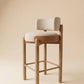Supellex Home silla de barra Ova color beige con estructura en madera natural - vista en perspectiva tres cuartos
