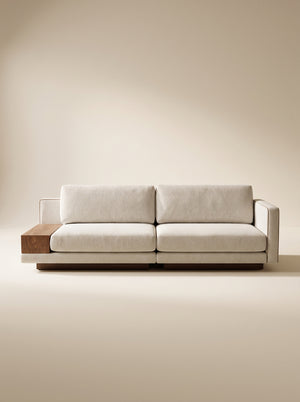 Sofá modular contemporáneo de dos puestos en tela bouclé color marfil con mesa auxiliar lateral y zócalo inferior en madera natural.