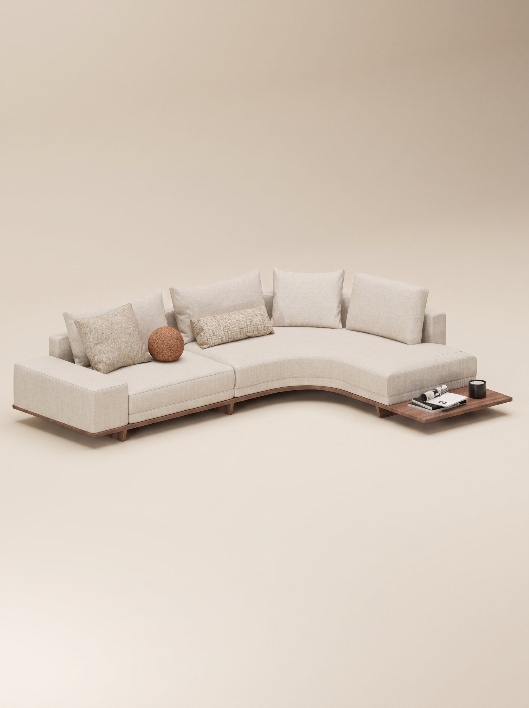 Sofá modular curvo Magen tapizado en lino beige claro con repisa lateral baja de madera y cojines decorativos combinados.