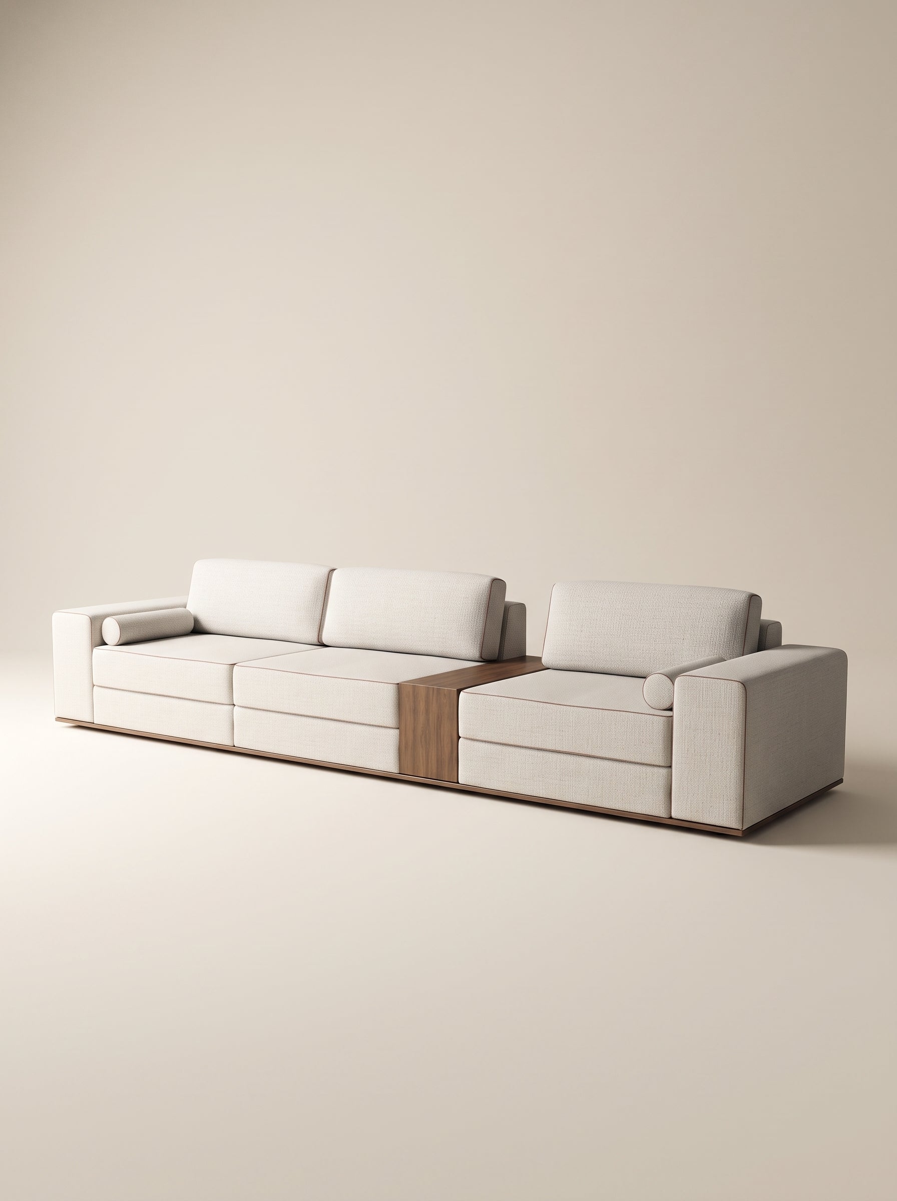 Sofá modular Reggio tapizado en tela neutra texturizada con mesa lateral integrada de madera natural y cojines cilíndricos sobre fondo blanco.