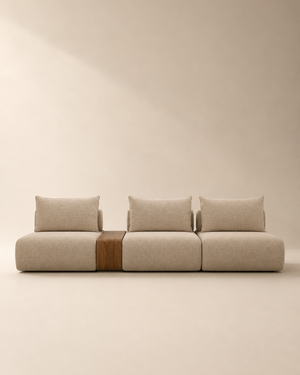 Sofá modular Sepia tapizado en tela de lino beige con mesa auxiliar integrada de madera natural y diseño minimalista a ras de suelo.